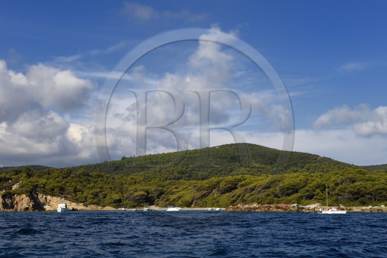 France, Var (83), Corniche des Maures, Bormes les Mimosas, plage de la Pointe du Moulin à coté du Fort de Brégançon