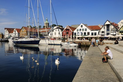 Norvège, Rogaland, Stavanger, bateaux de plaisance et cygnes dans le vieux port (Vagen)