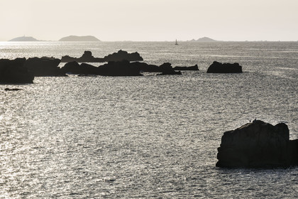 France, Côtes-d'Armor (22), Côte d'Ajoncs, Plougrescant, site du gouffre de Plougrescant, l'archipel de Sept-Iles en arrière plan