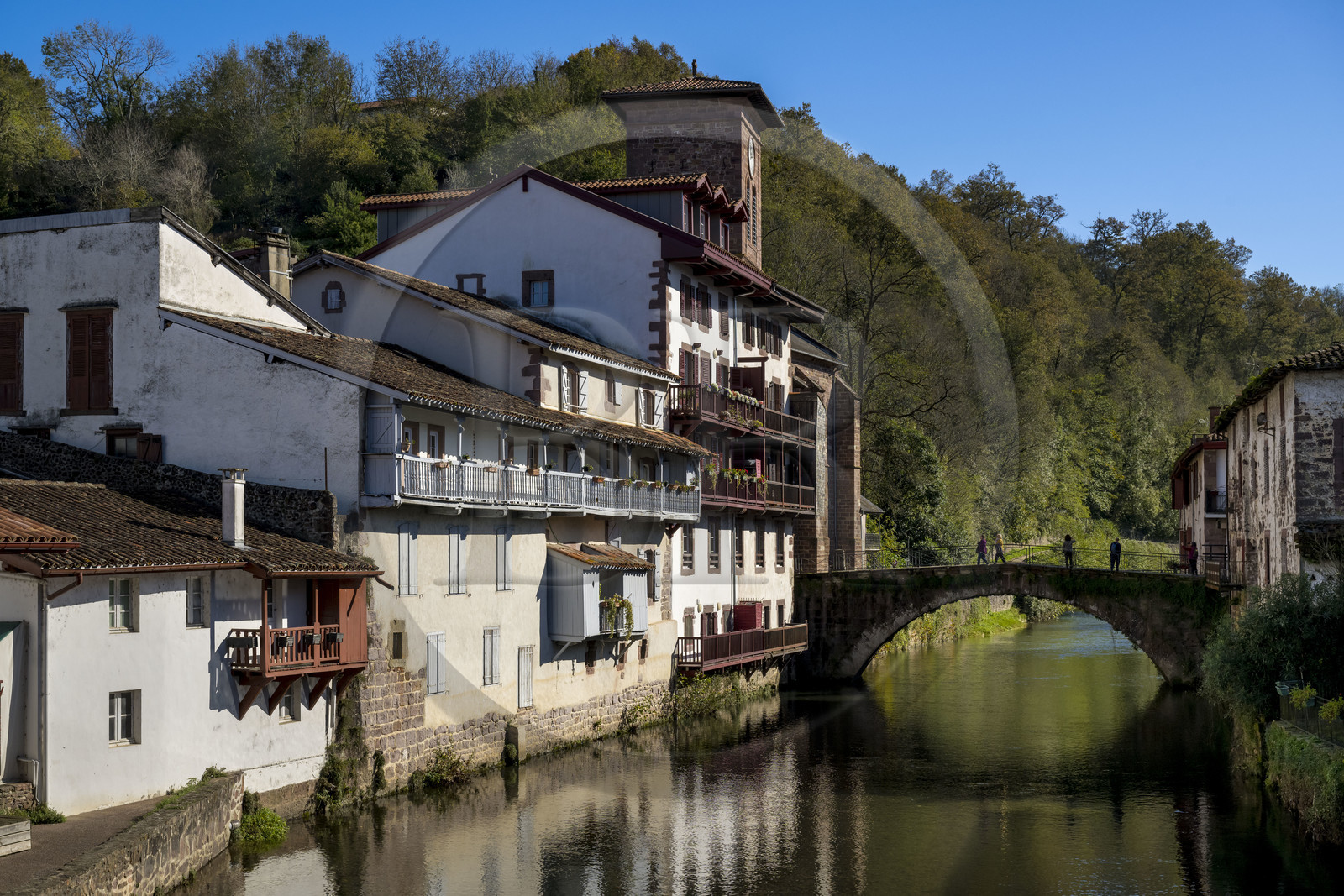 France, Pyrénées-Atlantiques (64), Pays-Basque, Saint-Jean-Pied-de-Port, le Pont Vieux sur la rivière Nive de Béhérobie et l'église de l'Assomption ou Notre-Dame du Bout du Pont