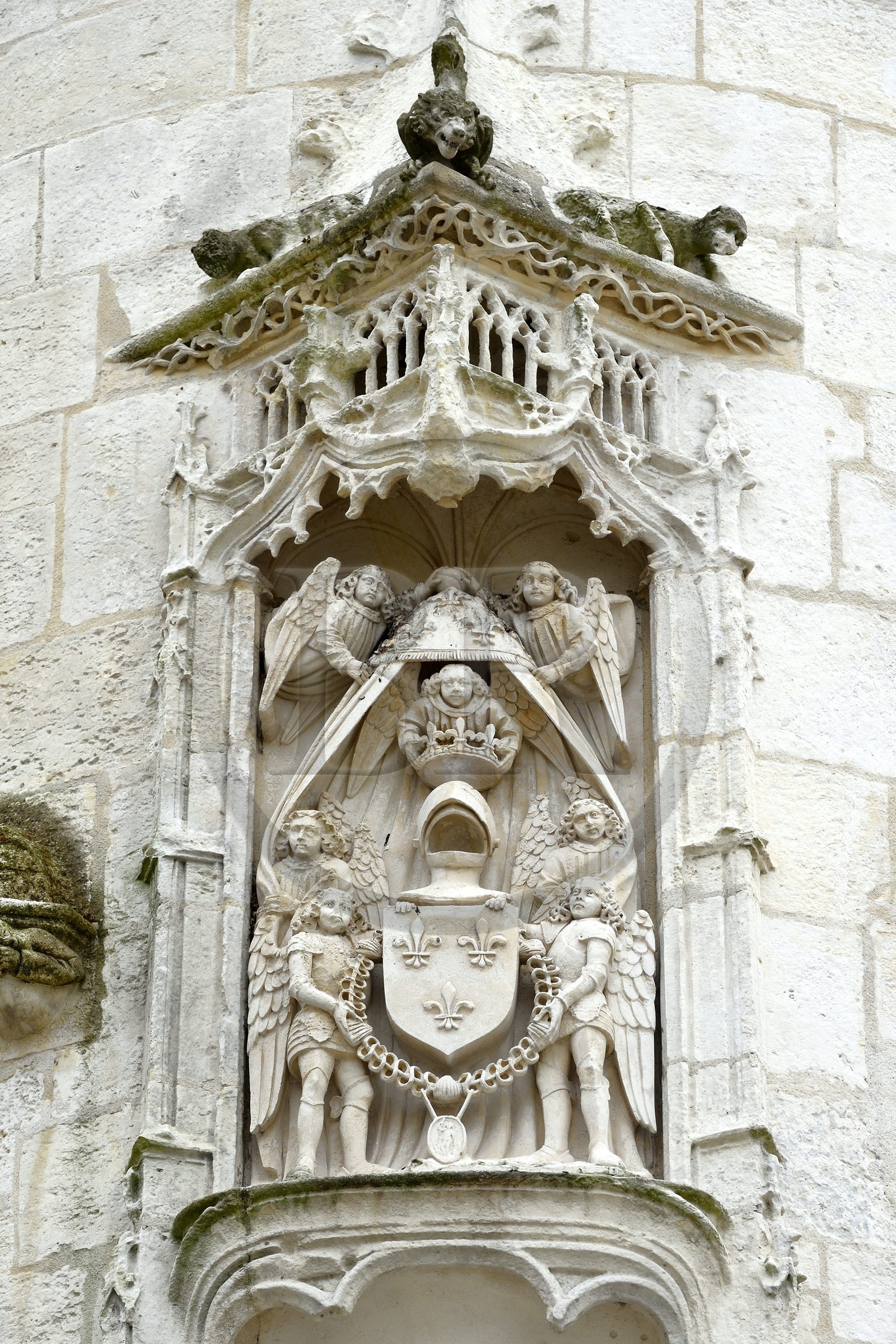 France, Charente-Maritime (17), La Rochelle, un des blasons ornant la tour beffroi de l'Hôtel de Ville qui représente les armes de la Monarchie avec le cordon de l'ordre de Saint-Michel entouré de deux anges