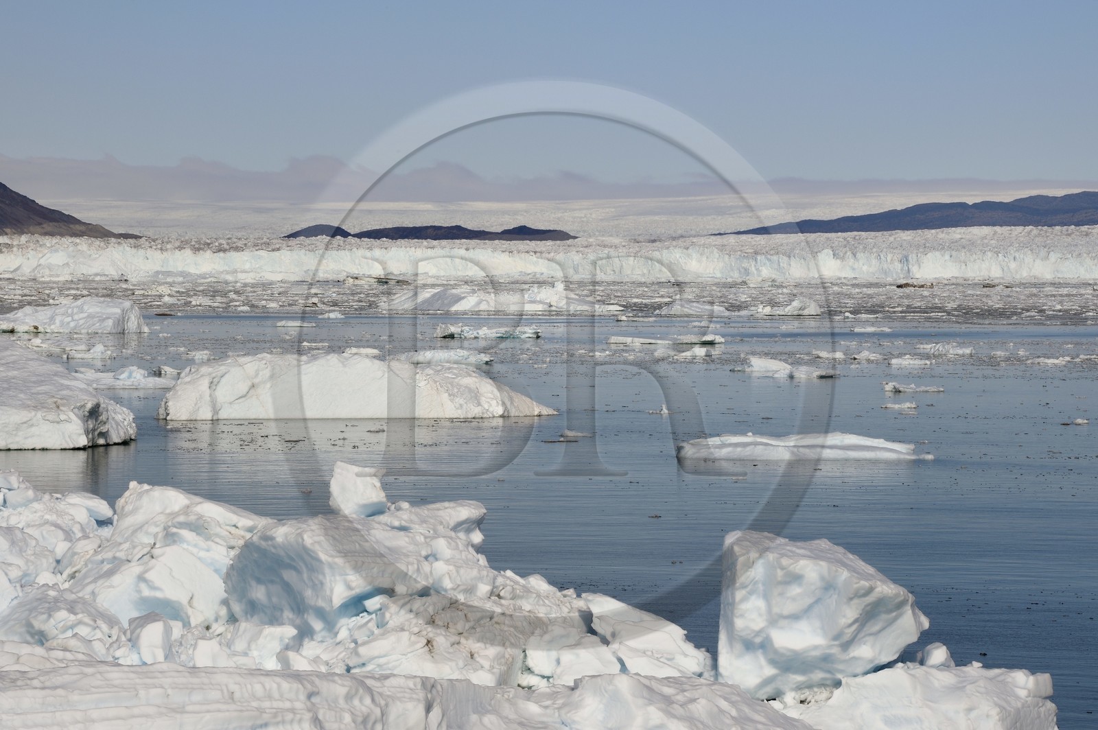 Groenland, cote ouest, baie de Disko, baie de Quervain, le glacier Eqip Sermia (glacier Eqi) et la calotte glaciaire en arrière plan