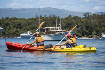 France, Alpes-Maritimes (06), Cannes, randonnée en kayak aux Iles de Lérins, passage dans le bras de mer entre les deux Iles de Lérins, les Iles de Saint-Honorat et Sainte-Marguerite