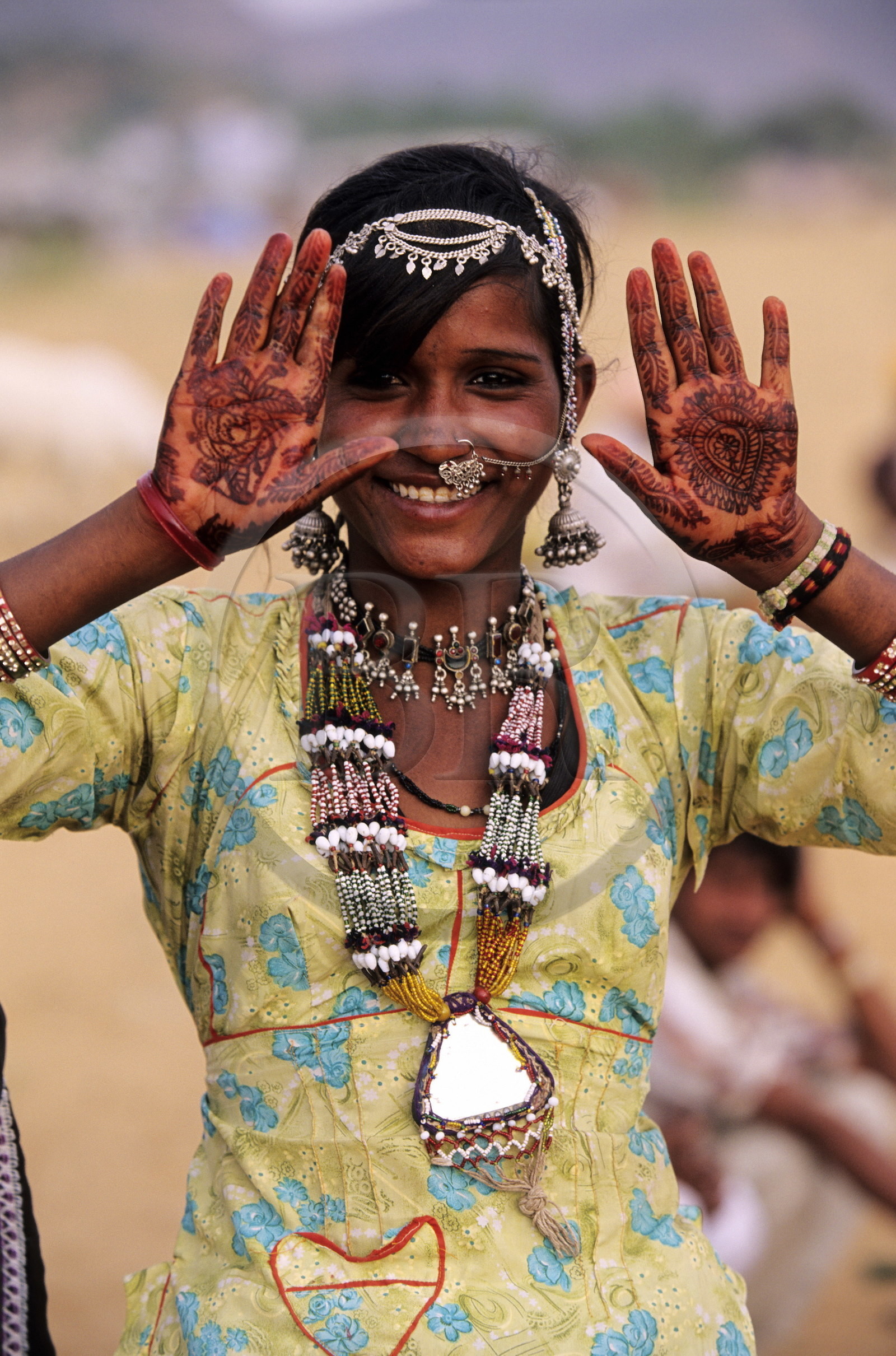 India, Rajasthan State, camel fair of Pushkar, young rajpout girl