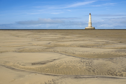 France, Gironde (33), le Verdon-sur-Mer, plateau rocheux de Cordouan à marée basse, phare de Cordouan, classé Patrimoine Mondial de l'UNESCO