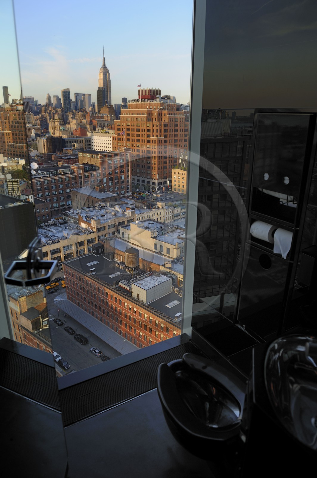 Etats-Unis, New York, Manhattan, Standart Hotel qui surplombe la High Line à Meatpacking district, WC avec vue sur l'Empire State Building