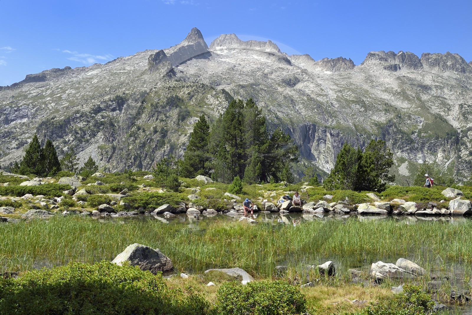 France, Hautes-Pyrénées (65), Saint-Lary-Soulan et Vielle-Aure, Réserve naturelle nationale du Néouvielle, randonnée des lacs du Neouvielle, lac d'Aumar et le pic de Néouvielle en arrière plan