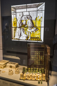 France, Paris (75), Musée de Cluny - Musée national du Moyen-Age, boite à jeux du moyen-âge vers 1500 dont échecs et un vitrail du XVe siècle représentant des joueurs d'Echecs