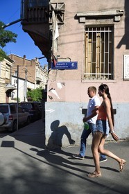 Géorgie, Tbilissi, couple dans la rue Chavchavadze