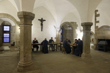 France, Manche (50), l'abbaye du Mont-Saint-Michel, classé Patrimoine Mondial de l'UNESCO, petit déjeuner dans le réfectoire actuel des moines des Fraternités Monastiques de Jérusalem dans les logis abbatiaux