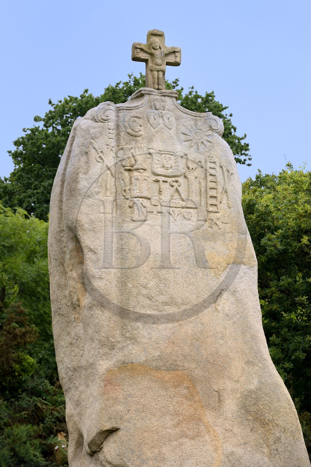 France, Côtes-d'Armor (22), Côte de Granit Rose, Pleumeur-Bodou, menhir de Saint-Duzec, gravé lors de sa christianisation au XVII e siècle