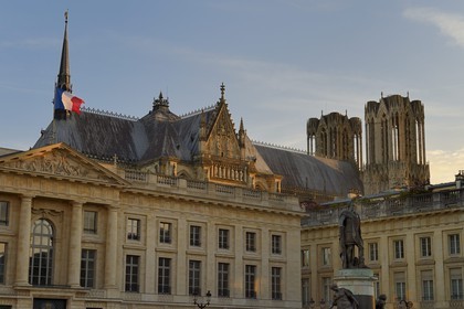 France, Marne (51), Reims, la cathédrale Notre-Dame de Reims, classée Patrimoine Mondial de l'UNESCO, et la statue de Louis XV sur la place royale en premier plan