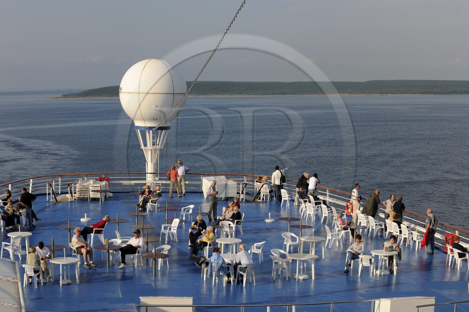 Canada, province du Québec, Côte Nord, Havre-Saint-Pierre, le bateau de croisière Princess Danaé au large du Parc National Archipel de Mingan dans le golfe du Saint Laurent, pont supérieur