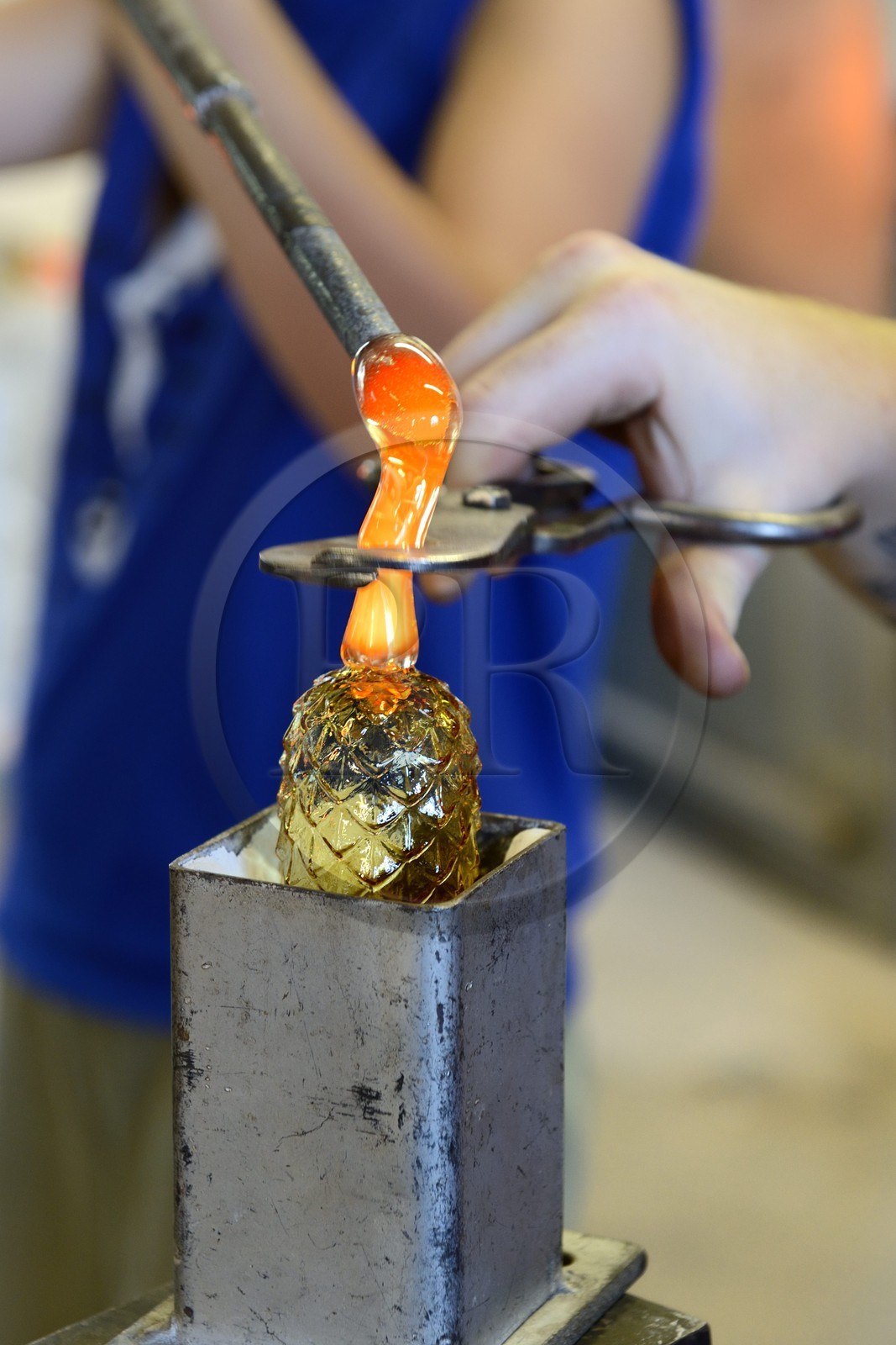 France, Moselle (57), Meisenthal, Centre international d'Art verrier (CIAV), fabrication d'une boule de Noël en verre