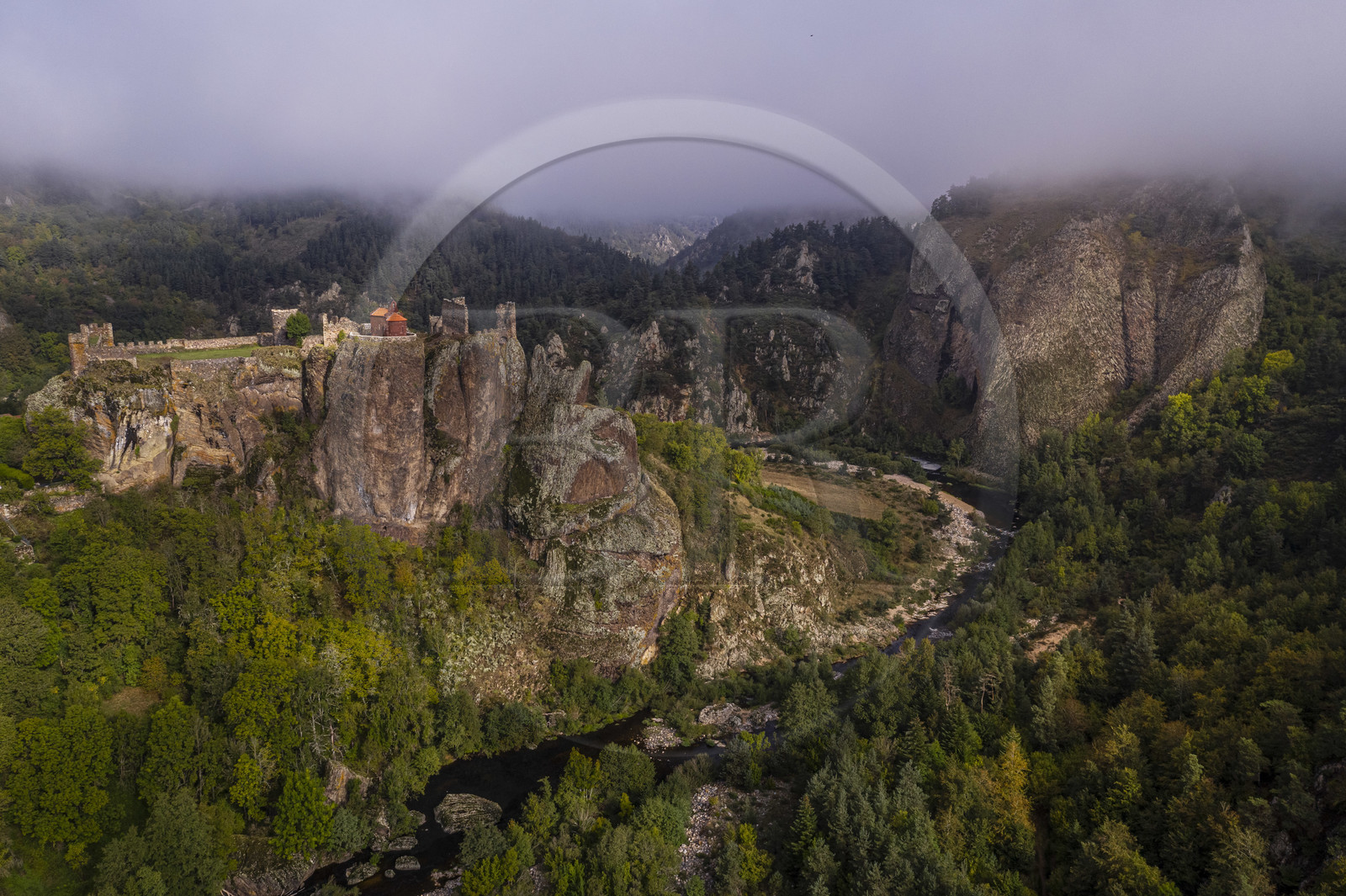 France, Haute-Loire (43), vallée de la Loire, Arlempdes, labellisé les Plus beaux villages de France, ruines du chateau perché sur un rocher basaltique (dyke volcanique) qui surplombe un méandre de la Loire (vue aérienne)
