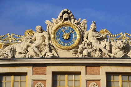 France, Yvelines (78), château de Versailles, classé Patrimoine Mondial de l'UNESCO, horloge de la Cour de Marbre rénovée en 2008