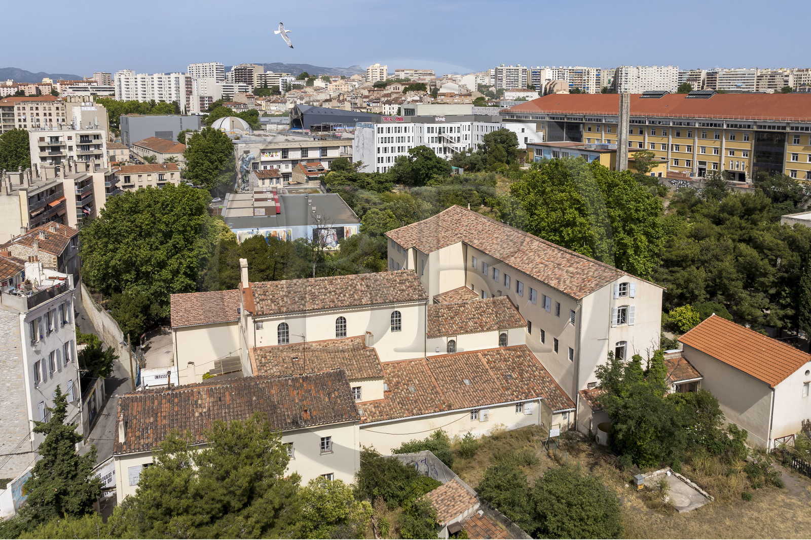 France, Bouches-du-Rhône (13), Marseille, Le Couvent, tiers-lieu, un grand jardin rue Levat mais aussi un lieu culturel hybride avec sa cité d’artistes, des expositions, des concerts ou encore des projets ouverts au voisinage (vue aérienne)