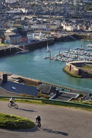 France, Seine-Maritime (76), Pays de Caux, Côte d'Albâtre, cyclistes grimpant le Cap Fagnet et Les Pêcheries - Musée de Fécamp dans le port en arrière plan