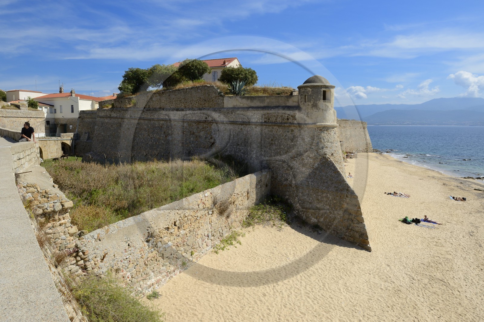 France, Corse-du-Sud (2A), Ajaccio, échauguette et remparts de la Citadelle sur la plage de la vieille ville
