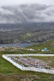 Groenland, région du centre ouest, Sisimiut (autrefois Holsteinsborg), le cimetière, les cercueils sont déposés en surface puis recouverts de pierres ou de ciment, le sol ne pouvant être creusé, les tombes sont ensuite décorées avec des fleurs artificielles