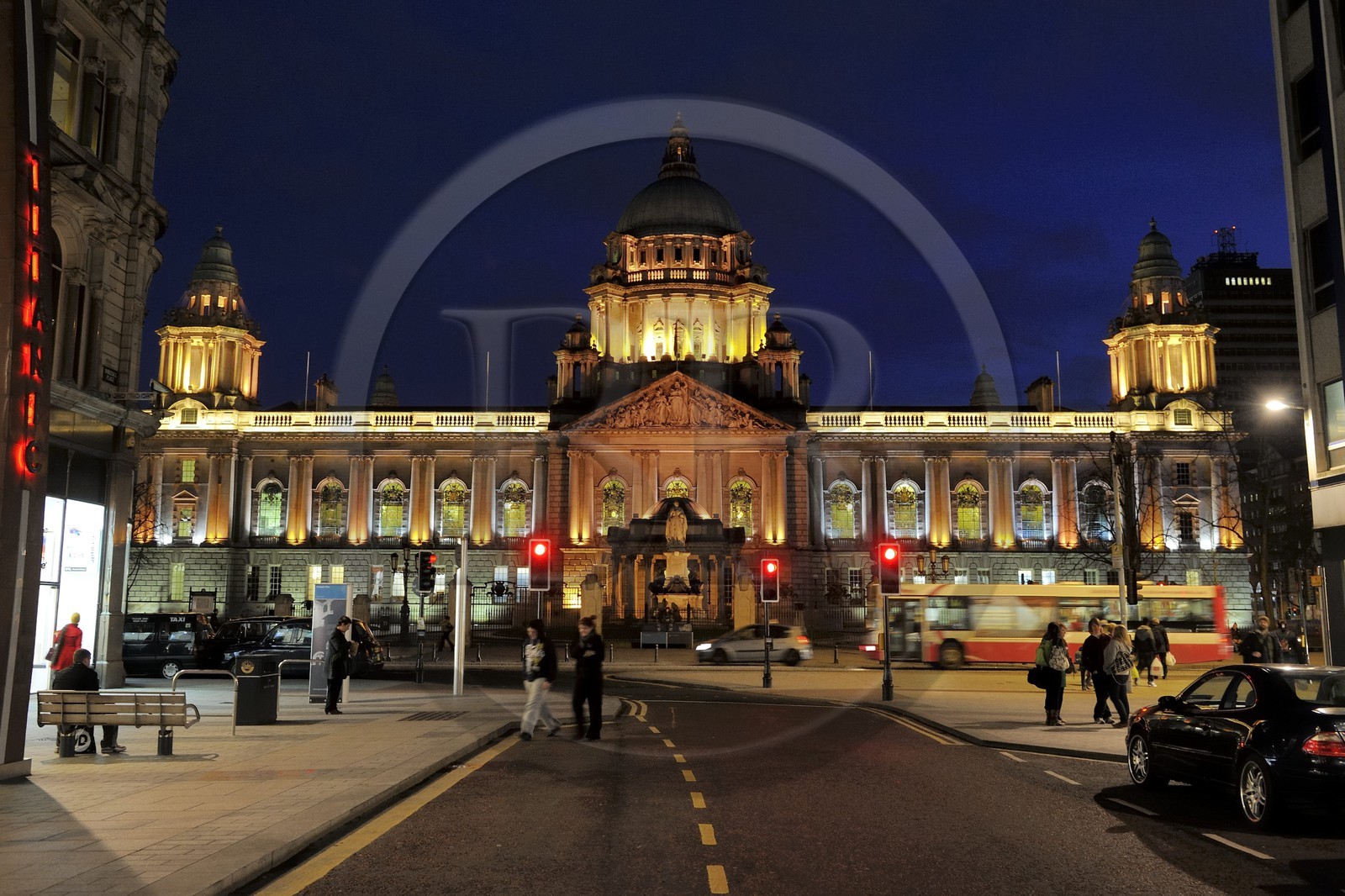 Royaume-Uni, Irlande du Nord, Belfast, le City Hall (hotel de ville) sur Donegall square et colonne du souvenir du Titanic