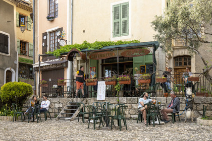 France, Alpes-de-Haute-Provence (04), Parc Naturel Régional du Verdon, Moustiers-Sainte-Marie, labellisé Les Plus Beaux Villages de France, terrasse de Café