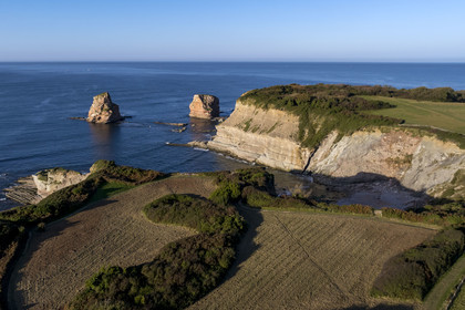 France, Pyrénées-Atlantiques (64), la côte du Pays-Basque, le domaine d'Abbadia géré par le Conservatoire du littoral, rochers des Jumeaux aux falaises de la pointe Sainte-Anne (vue aérienne)