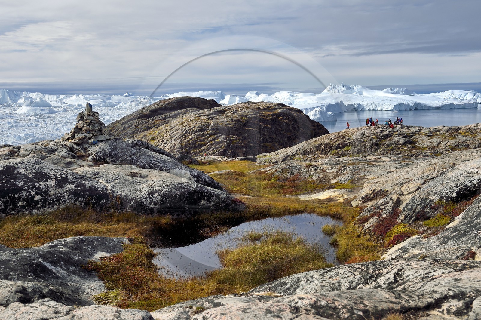 Groenland, cote ouest, baie de Disko, Ilulissat, randonneurs en bordure du fjord glacé classé Patrimoine Mondial de l'UNESCO qui est l’embouchure maritime du glacier Sermeq Kujalleq (Jakobshavn Glacier)