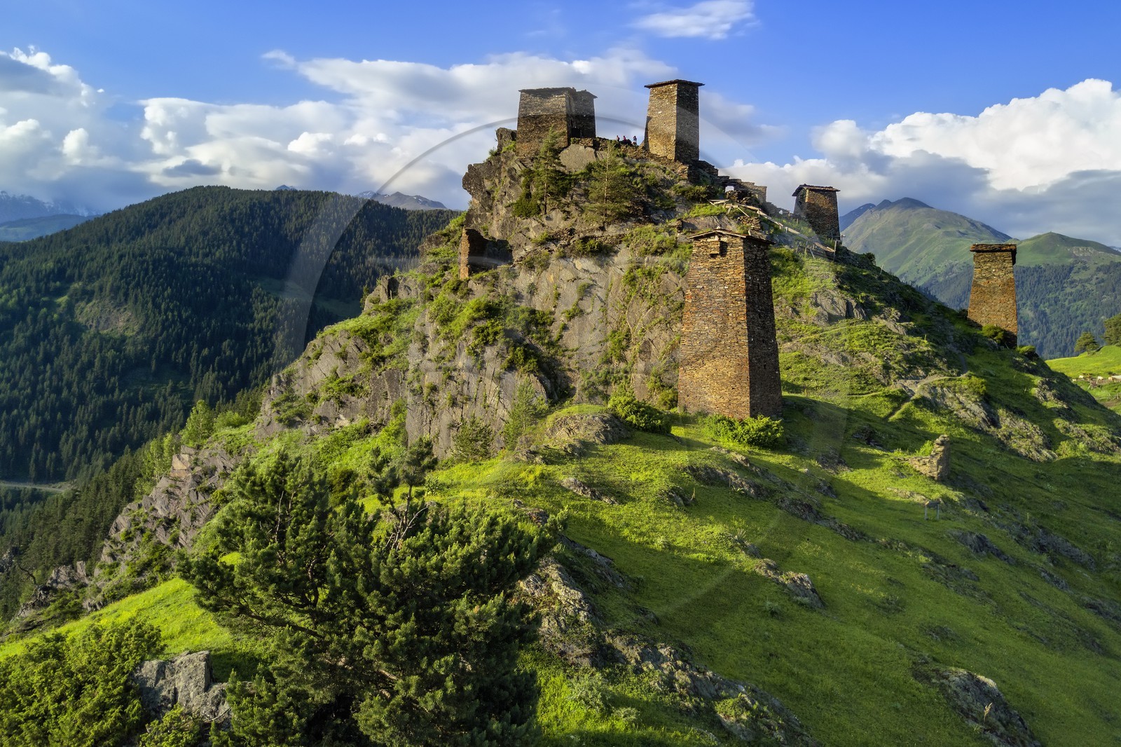Géorgie, Kakheti, region de Touchétie, Omalo, la forteresse de Keselo à Zemo (haut) Omalo a servi de refuge aux habitants en temps de guerre, tours fortifiées médiévales (vue aérienne)