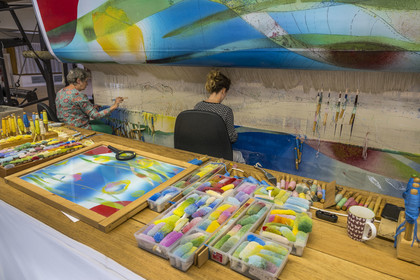 France, Hérault (34), Lodève, Manufacture de la Savonnerie unique annexe de la Manufacture Nationale de tapis de la Savonnerie des Gobelins, réalisation par la licière Odile Berthier sur un métier à tisser d'un tapis de haute lice Jardin d'Eau dessinée par Stéphane Calais