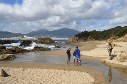 France, Corse-du-Sud (2A), Golfe d'Ajaccio, plage du Capitello à l'embouchure de l'étang de Casavone et Ajaccio en arrière plan