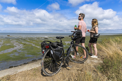 France, Vendée (85), île de Noirmoutier, La Guérinière, cyclistes sur la piste cyclable qui suit la digue entre le Port de Bonhomme et le passage du Gois