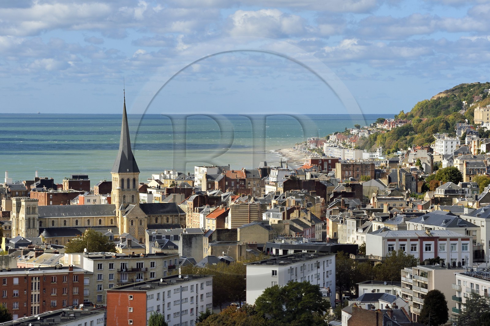 France, Seine-Maritime (76), Le Havre, l'église Saint-Vincent-de-Paul et la colline de Sainte-Adresse en arrière plan