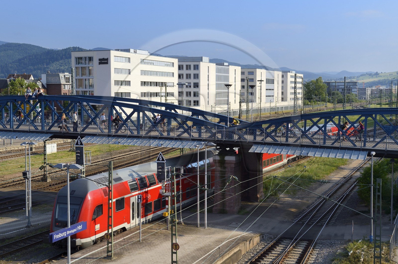 Allemagne, Bade-Wurtemberg, Fribourg en Brisgau, la gare centrale, le pont bleu (pont Wiwili) au dessus de la voie ferrée