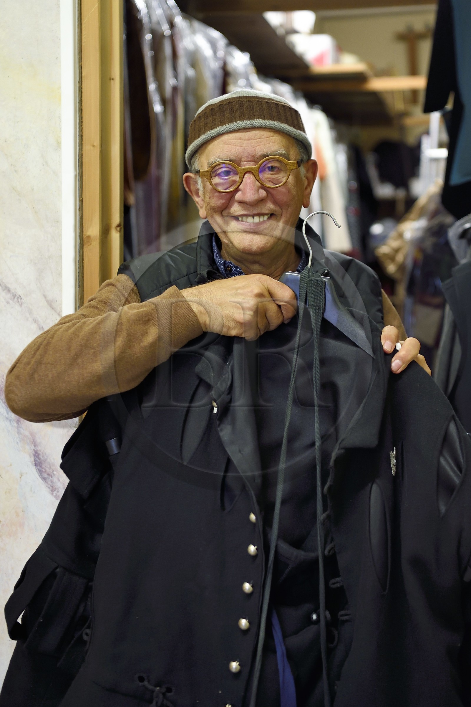France, Haute-Loire (43), Le Puy-en-Velay, Théatre de l'Alauda, le metteur en scène et créateur de la fête du Roi de l’Oiseau Jean-Louis Roqueplan dans la salle des costumes