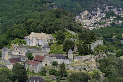 France, Dordogne (24), Périgord Noir, vallée de la Dordogne, Vézac, parc et chateau de Marqueyssac du XVIIIe siècle, le village de La Roque-Gageac en arrière plan (vue aérienne)