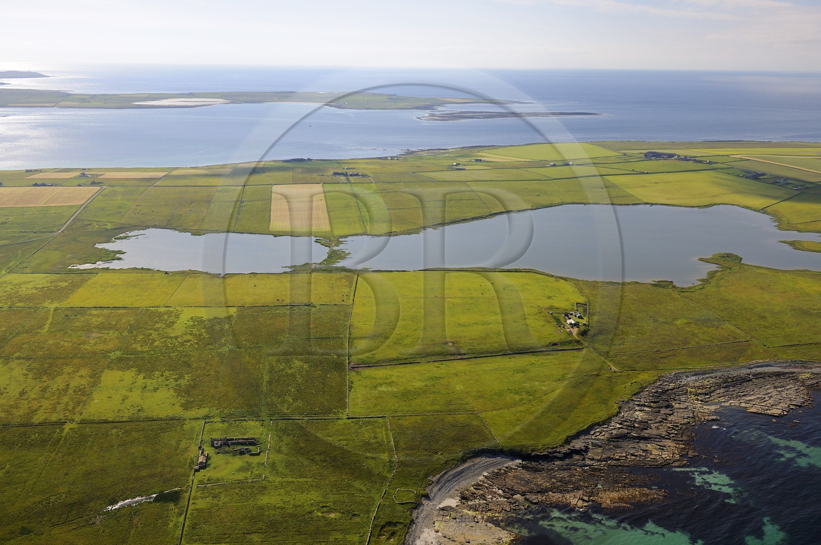 Royaume-Uni, Ecosse, Iles Orcades, Ile de Papa Westray, champs et fermes éparses sur cette toute petite île (environ 9 km²) (vue aérienne)