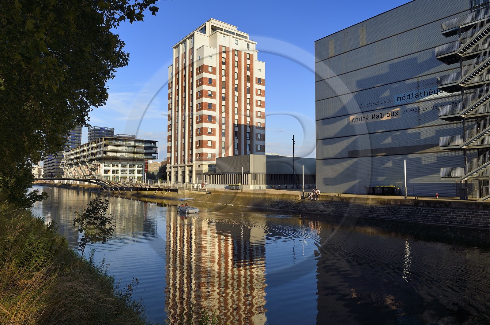 France, Bas-Rhin (67), Strasbourg, amenagement du port du Rhin et reconversion du mole du Bassin d'Austerlitz, presqu'ile Malraux, ancien silo à grains du Mole Seegmuller de 47m transformé en résidence universitaire et la médiathèque André Malraux en bordure du bassin d'Austerlitz