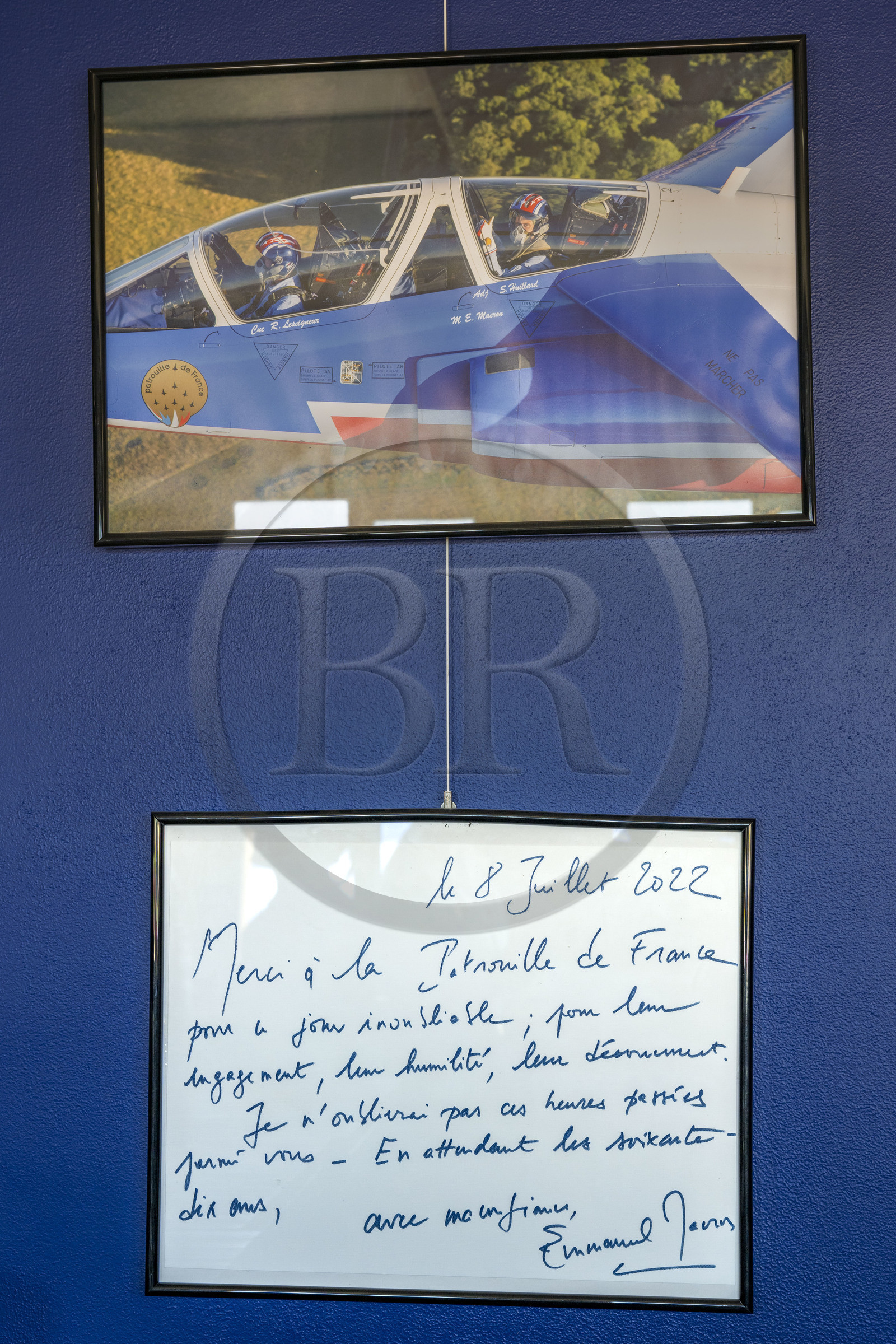 France, Bouches-du-Rhône (13), Salon-de-Provence, base aerienne 701, base de la Patrouille de France (PAF pour Patrouille acrobatique de France) de l'Armée de l'air et de l'espace française, photo souvenir du Président Macron en poste de copilote pour un vol effectué le 8 juillet 2022