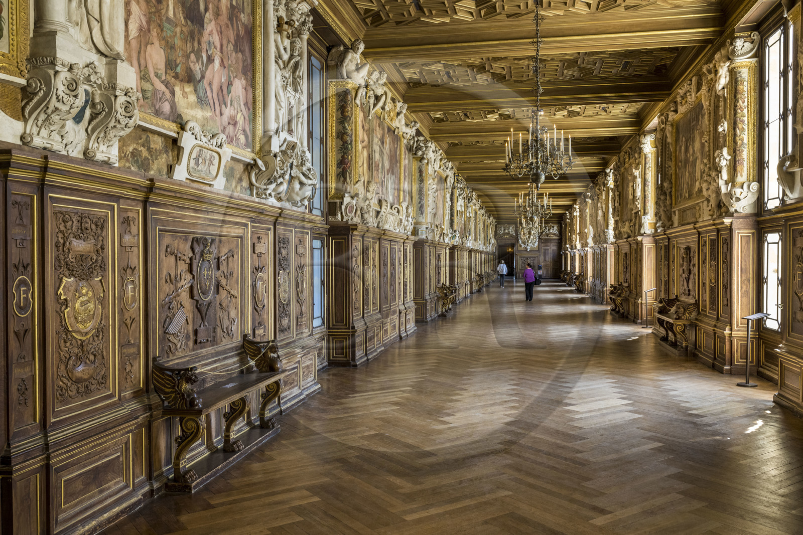 France, Seine-et-Marne (77), Fontainebleau, chateau de Fontainebleau, classé Patrimoine Mondial par l'UNESCO, la Galerie François 1er construite entre 1528 et 1530, décoré avec des peintures, des lambris, des fresques et des stucs, des boiseries en noyer sculpté et un plafond à caissons