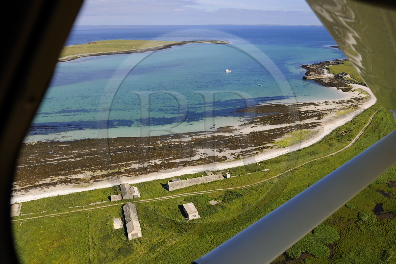 Royaume-Uni, Ecosse, Iles Orcades, survol en Cesna de l'Ile de Papa Westray (vue aérienne)