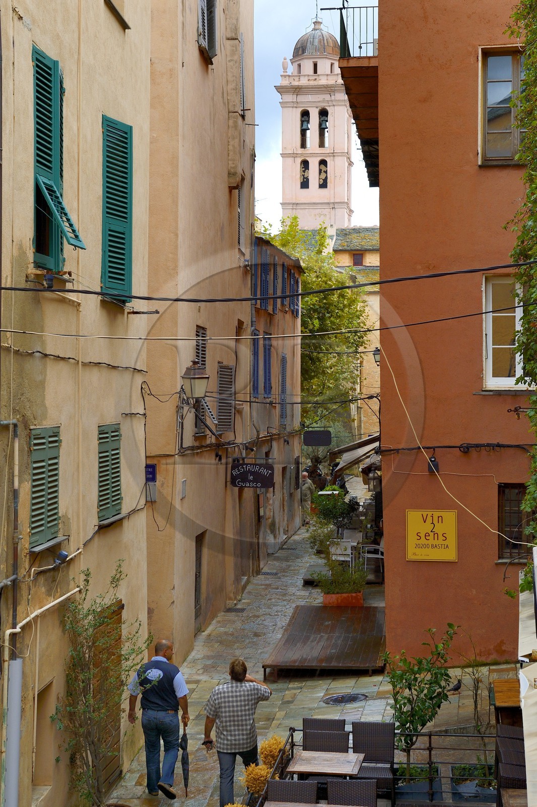 France, Haute-Corse (2B), Bastia, la Citadelle quartier de Terra-Nova, clocher de l'église Sainte Croix au bout d'une ruelle