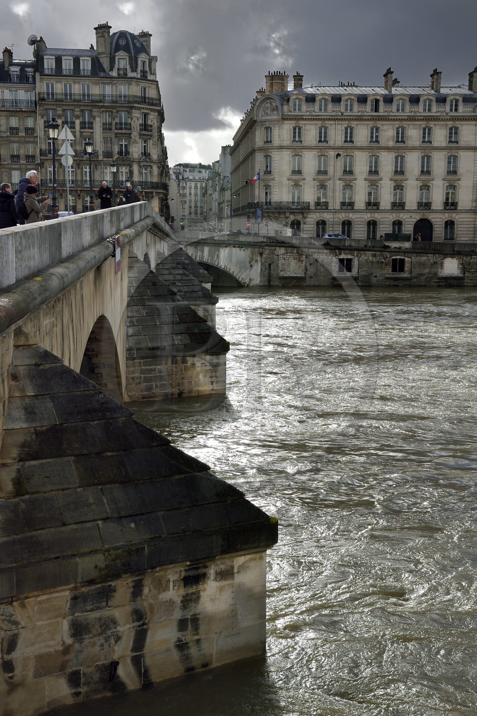 France, Paris (75), les rives de la Seine, classées Patrimoine Mondial de l'UNESCO, la crue de la Seine de janvier 2018 au pont Royal