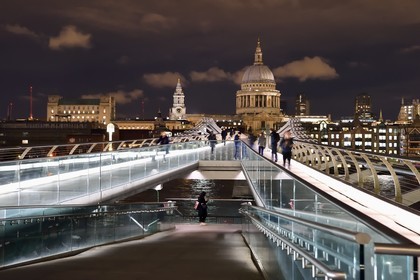 Royaume-Uni, Londres, le pont du Millénaire (Millennium Bridge) de l'architecte Norman Foster sur la Tamise et la cathédrale Saint-Paul en arrière plan