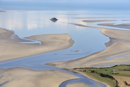 France, Manche (50), Baie du Mont-Saint-Michel, classée Patrimoine Mondial de l'UNESCO, Ile de Tombelaine à marée basse (vue aérienne)