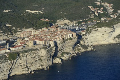 France, Corse-du-Sud (2A), Bonifacio, les falaises calcaires avec l'escalier du Roi-d'Aragon, la citadelle et la vieille ville (vue aérienne)