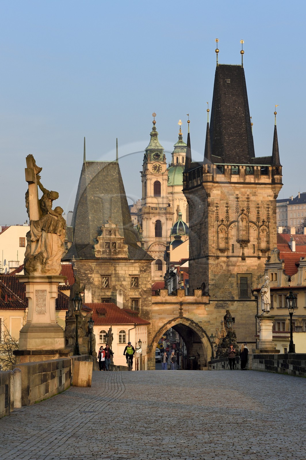République Tchèque, Prague, centre historique classé Patrimoine Mondial de l' UNESCO, le pont Charles (Karluv Most ou Karlov Most), la tour gothique à l'entrée du pont du côté du quartier de Mala Strana et l'église Saint Nicolas (Sv. Mikulase)