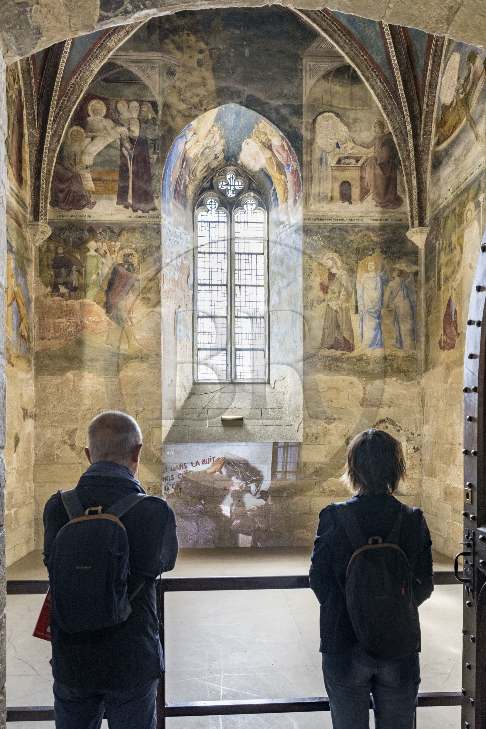 France, Vaucluse (84), Avignon, Palais des Papes classé Patrimoine mondial de l'UNESCO, chapelle Saint-Jean avec les peintures murales de Matteo Giovannetti et projection d'un film d'un tag de Miss.Tic à l'occasion de son exposition A la vie, à l’amor en 2024
