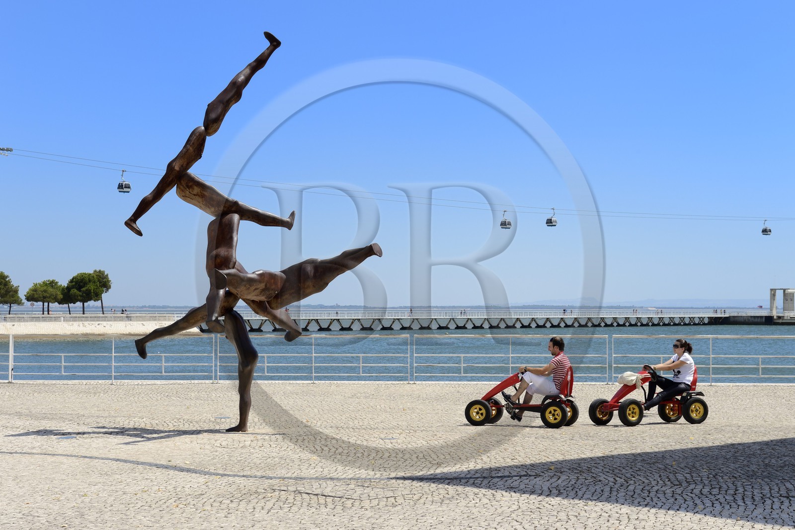 Portugal, Lisbonne, Parque das Nações (Parc des nations) construit pour l'exposition universelle de 1998, voiturette à pédales et téléphérique qui longe le Tage