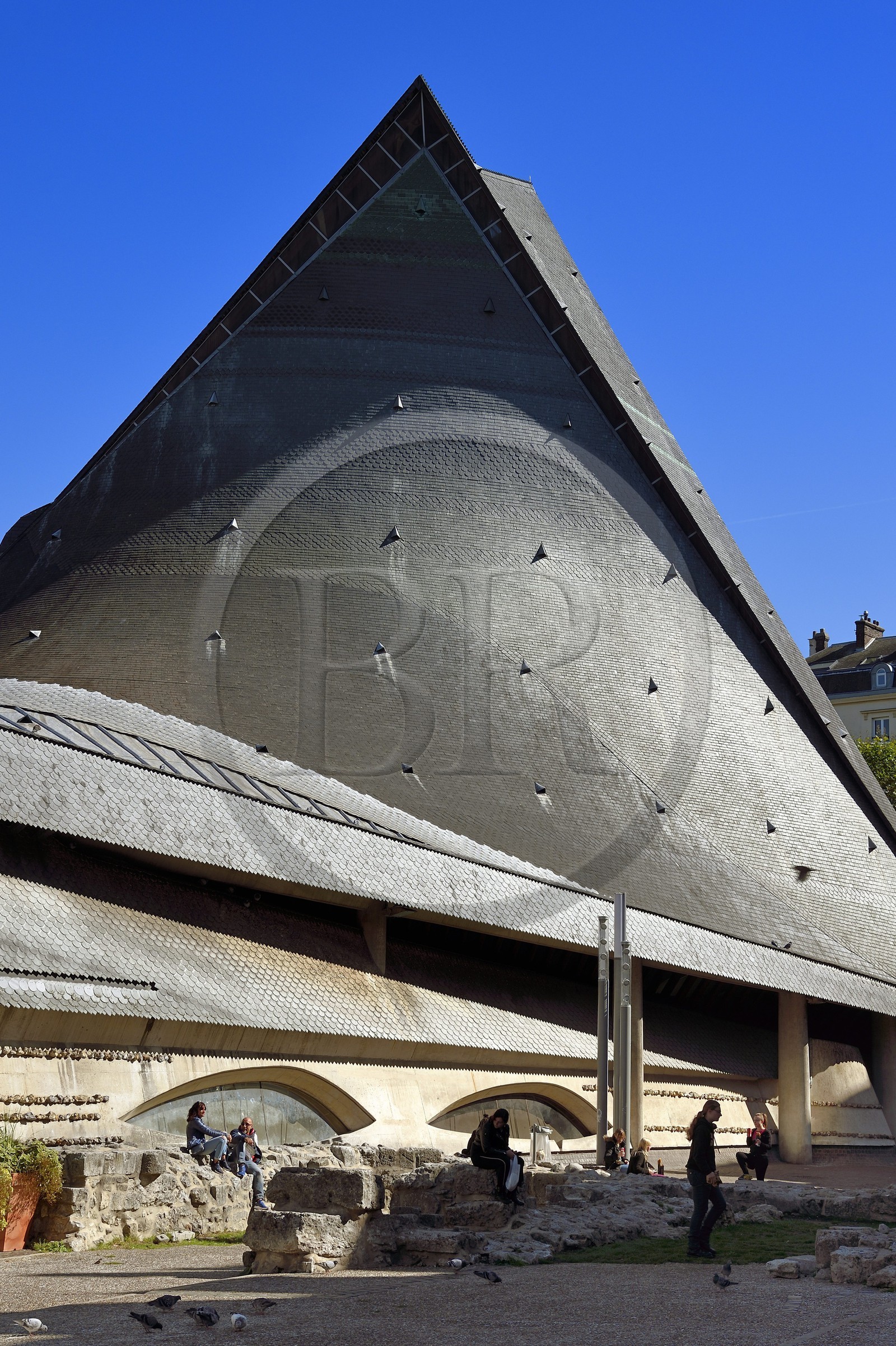 France, Seine-Maritime (76), Rouen, l'église Sainte-Jeanne-d'Arc a été élevée sur le lieu même du martyre, la forme du bâtiment représente un bateau retourné Viking et la forme de poisson